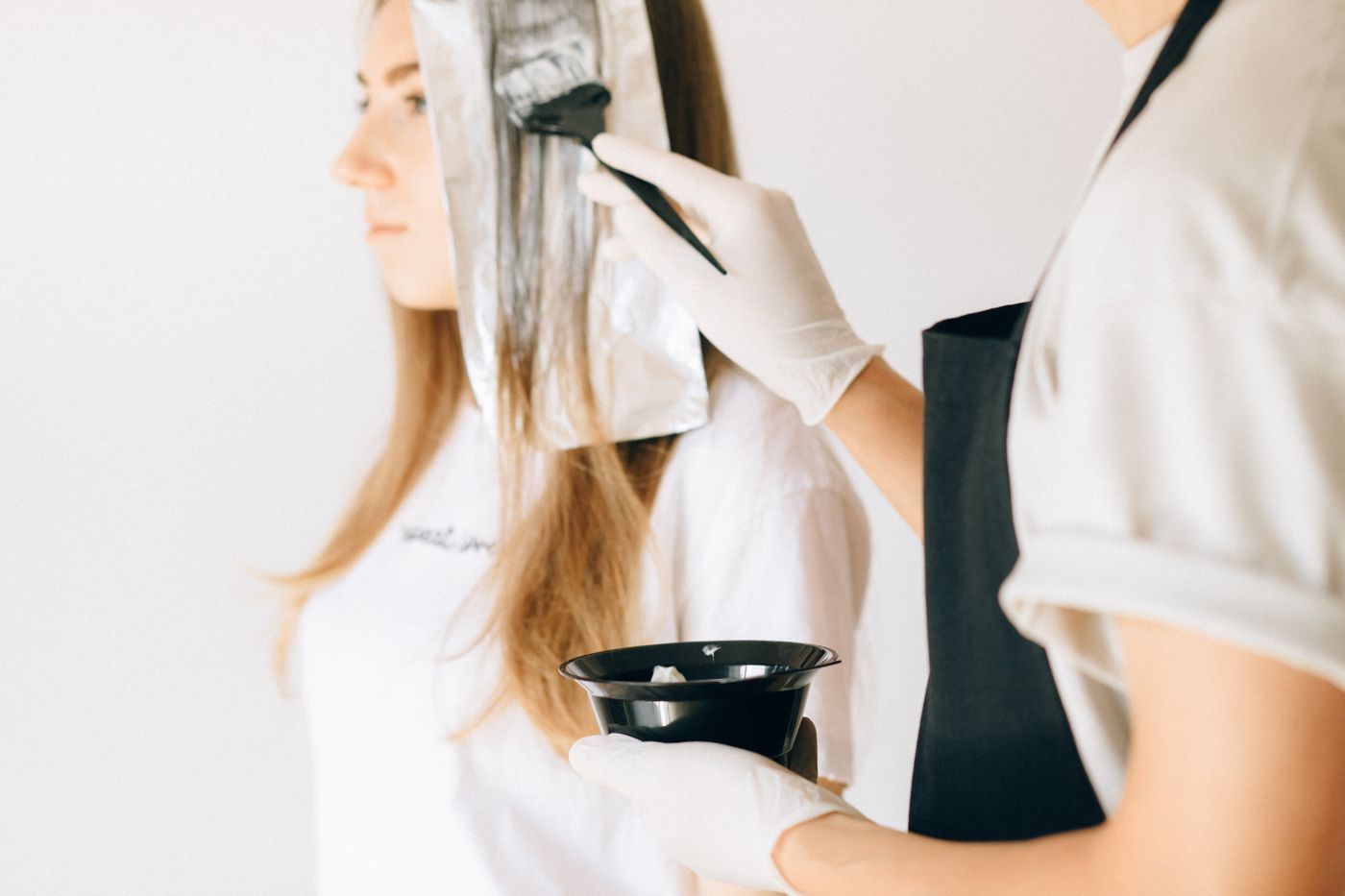 Application d’une coloration au pinceau sur des cheveux longs