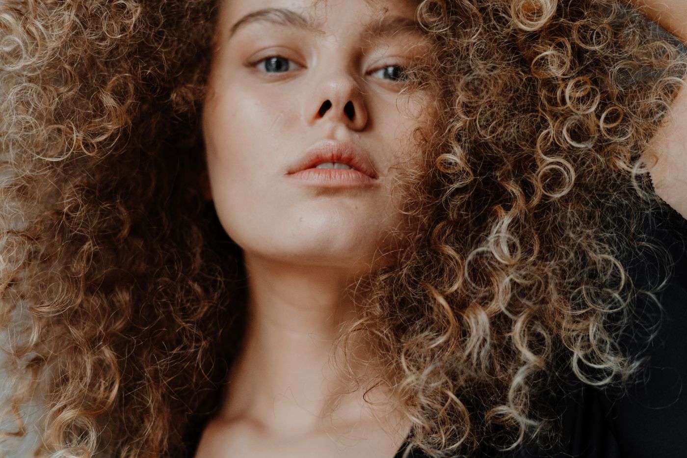Portrait d’une femme aux boucles naturelles et lumineuses
