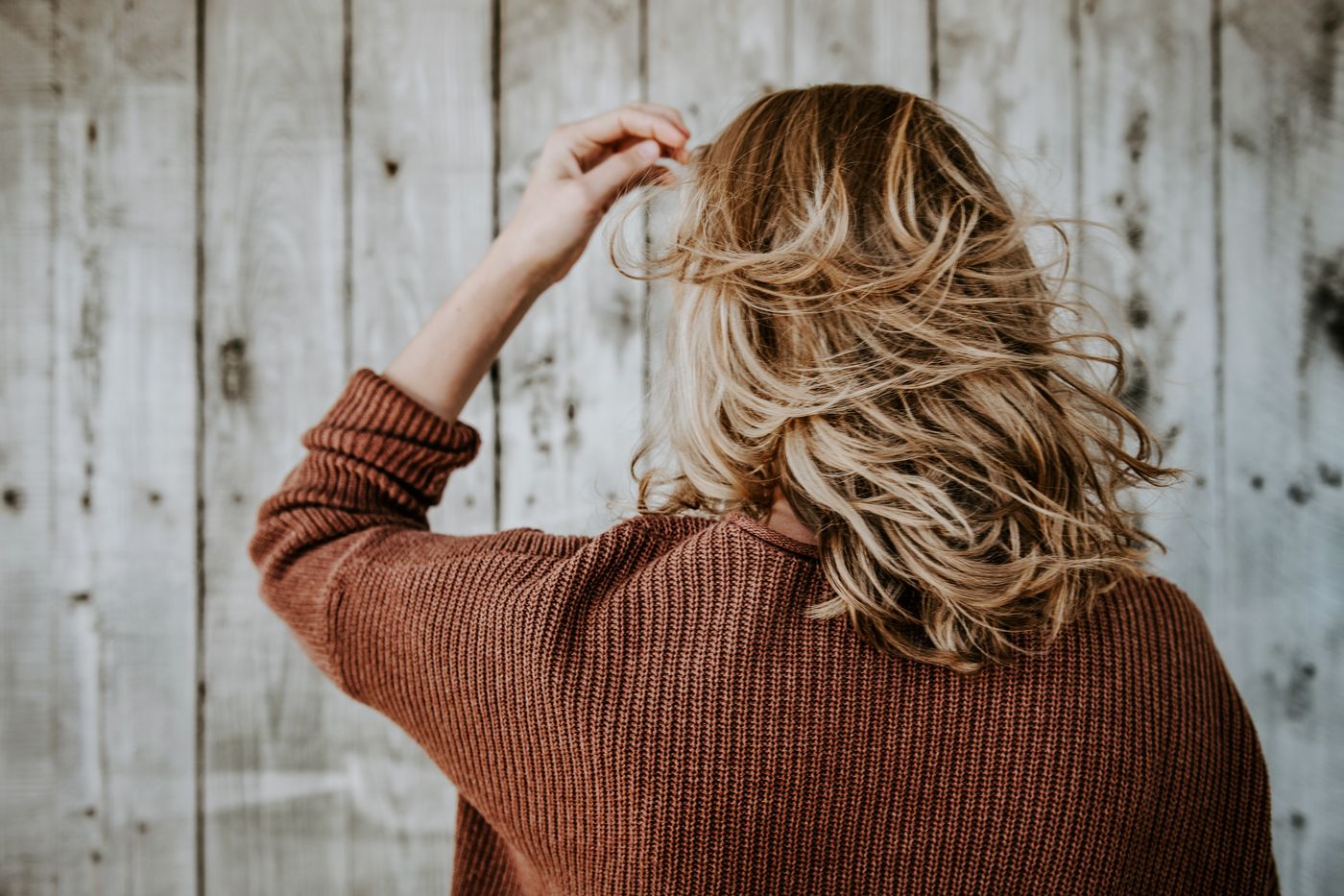 Longueur et volume de cheveux blonds ondulés, vus de dos