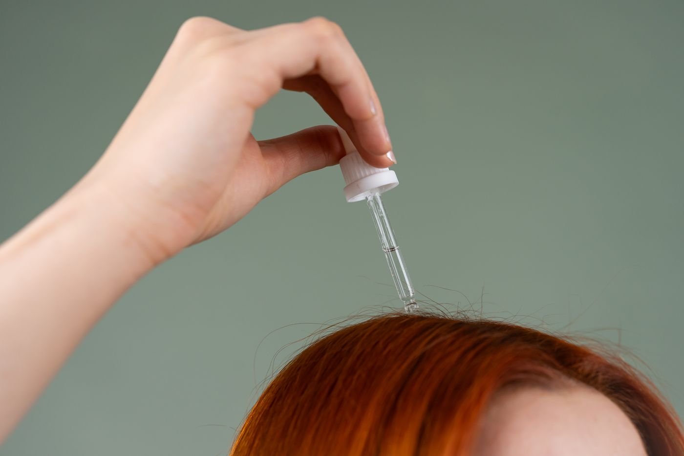 Gouttes de sérum appliquées sur le cuir chevelu avec une pipette